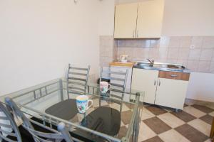 Kuchyň nebo kuchyňský kout v ubytování Apartman Marica with swimmingpool