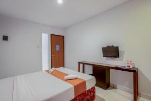 Postel nebo postele na pokoji v ubytování Sans Hotel Prime Cailendra Yogyakarta by RedDoorz