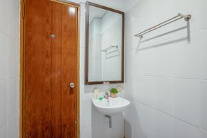 Koupelna v ubytování Sans Hotel Prime Cailendra Yogyakarta by RedDoorz