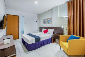 Postel nebo postele na pokoji v ubytování Sans Hotel Prime Cailendra Yogyakarta by RedDoorz