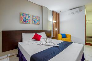 Postel nebo postele na pokoji v ubytování Sans Hotel Prime Cailendra Yogyakarta by RedDoorz