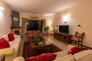 Μια τηλεόραση ή/και κέντρο ψυχαγωγίας στο StayVista at Horizon 4BHK with Breakfast & Valley view