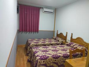 מיטה או מיטות בחדר ב-Hostal Banderas