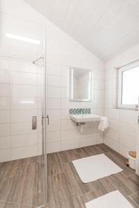 Koupelna v ubytování Chalets am Badesee Lassing