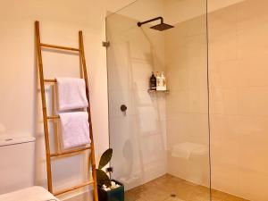 Grape Juice Retreat Rustic romantic gateway 5mins to beaches & town 욕실