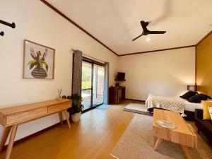 Posezení v ubytování Grape Juice Retreat Rustic romantic gateway 5mins to beaches & town