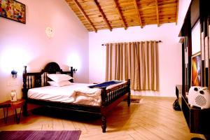 1 dormitorio con 1 cama en una habitación en Vibhasa-Dhaulagiri Room in Adventure Bliss Villa Where Scenic Views Meet BBQ and Bonfire Delights en Rāmgarh