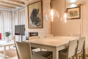 A seating area at Dossau By Totiaran
