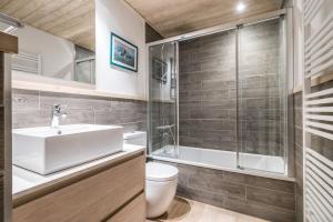 A bathroom at Dossau By Totiaran