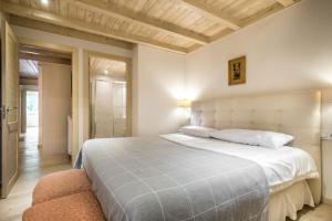 A bed or beds in a room at Dossau By Totiaran