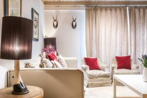 A seating area at Dossau By Totiaran