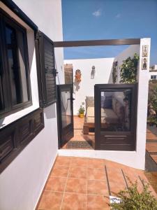 an open door to a patio with a couch outside at Mi Quíquere in Mácher