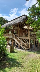Aed väljaspool majutusasutust Colibamboo Ecolodge Biocasa artesanal rodeada de naturaleza con jaccuzi y mucho más