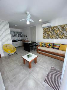 a living room with a couch and a table at Casa em condomínio fechado-Arraial D'ajuda-Alto da Pitinga in Arraial d'Ajuda