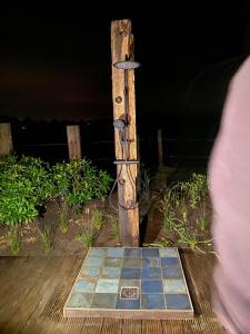 tablica szachowa na drewnianym pokładzie w obiekcie Luxe Finse Kota van de Zandhoef w mieście Eersel