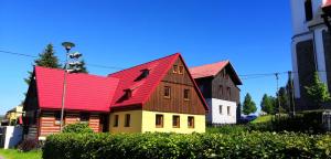 une grande maison avec un toit rouge dans l'établissement Chata Dáša, à Kořenov