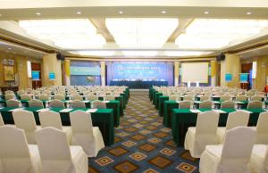 uma sala de conferências com fileiras de mesas e cadeiras em Hengshan Picardie Hotel em Xangai