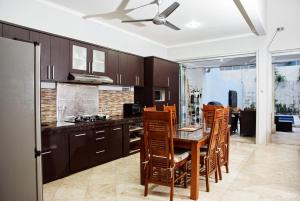 מטבח או מטבחון ב-4 BEDROOM VILLA KUTA REGENCY B10