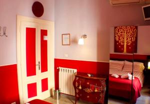 a room with a red bedroom with a bed at Eat&Sleep in Rome