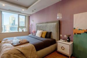 Postel nebo postele na pokoji v ubytování Tianjin G'apartment - Five Great Avenues