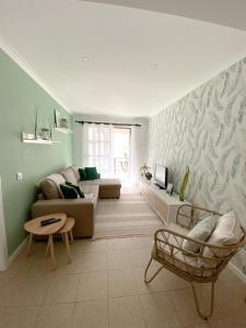 uma sala de estar com um sofá e uma mesa em The Palms Apartment em Madalena do Mar