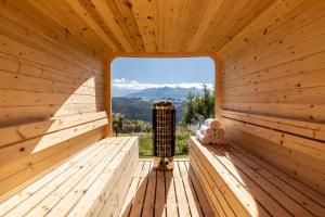 a sauna with a view of the mountains at udanypobyt Domy DREAM View in Gliczarów