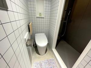 a small bathroom with a toilet and a shower at Hostel Have a Nice Day! ドミトリー 個室ルームあり#HVNI in Odawara