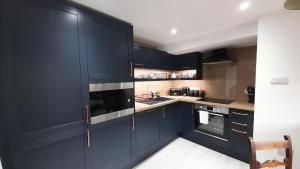 A kitchen or kitchenette at Ty Gwyn Hotel 