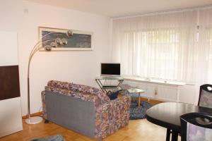 ein Wohnzimmer mit einem Sofa und einem Tisch in der Unterkunft Ferienwohnung Bad Neuenahr in Bad Neuenahr-Ahrweiler
