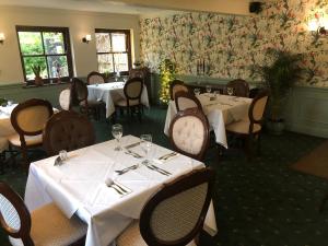 Un restaurante u otro lugar para comer en The Swan Inn