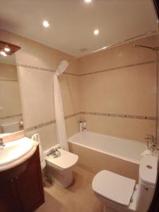 a bathroom with a tub and a toilet and a sink at Apartamento Ana Elgoibar con garaje in Elgóibar
