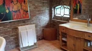 ein Badezimmer mit Waschbecken und Spiegel in der Unterkunft Wellness Sauna Beauty Farm Midwolda in Midwolda