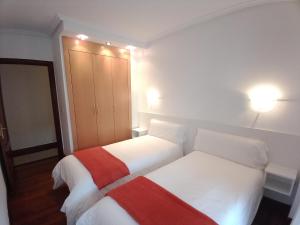 Łóżko lub łóżka w pokoju w obiekcie Apartamento Ana Elgoibar con garaje