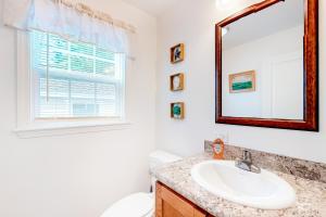 a bathroom with a sink and a mirror and a toilet at Beacon Retreat in York +39 photos