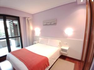 pokój hotelowy z łóżkiem i oknem w obiekcie Apartamento Ana Elgoibar con garaje w mieście Elgoibar