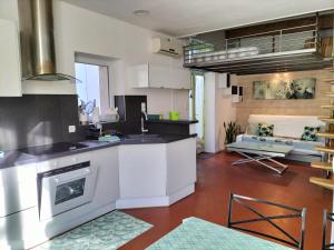 Køkken eller tekøkken på STUDIO CLIMATISE avec MEZZANINE au calme avec terrasse et parking idéalement situé pour tout faire à pied !