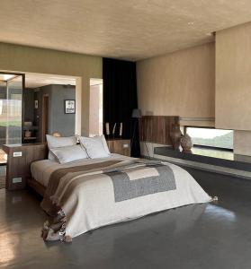 sypialnia z dużym łóżkiem i dużym oknem w obiekcie Villa K w Marakeszu