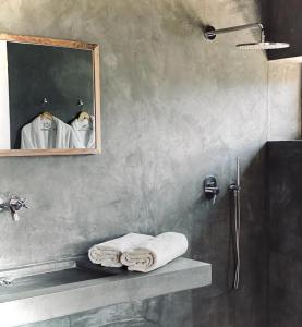 W łazience znajduje się umywalka, lustro i ręczniki. w obiekcie Villa K w Marakeszu