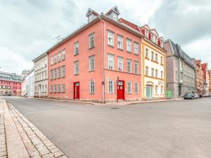 エアフルトにあるLimehome Erfurt Bürgermeister-Wagner-Straßeの通路側赤い建物 +12枚の写真