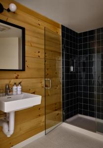 A bathroom at Tälta Lodge, a Bluebird by Lark