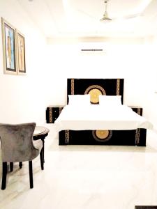 Postel nebo postele na pokoji v ubytování Jade Dragon Hotel DHA Lahore