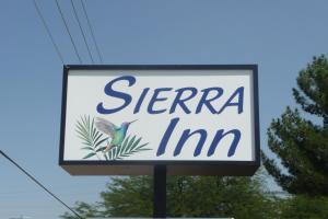 謝拉維斯塔的住宿－Sierra Inn，鸟儿在商店的标志