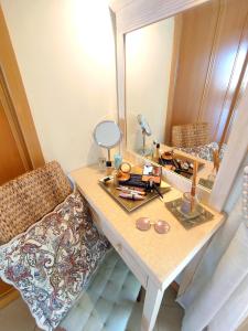 een kaptafel met een spiegel en een stoel bij AlbufeiraOrada SunSet Penthouse by Be Cherish in Albufeira