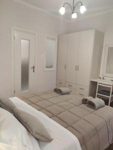 A bed or beds in a room at Gioiello di Corfu apartment