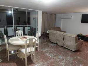 TV a/nebo společenská místnost v ubytování Condado San Juan Prime location 5minsWalk To Beach