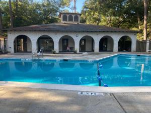 Photo de la galerie de l'établissement HHI Homes- Newly Renovated Cozy Modern Pet-Friendly Villa-Ideal Location, à Île de Hilton-Head