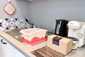 una scatola seduta su un bancone accanto a un lavello della cucina di Sébastien's studio Calm Fully equipped #A2 a Grenoble