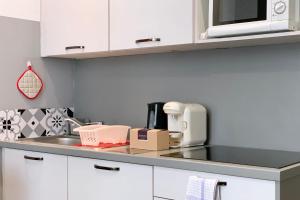 un bancone della cucina con lavello e forno a microonde di Sébastien's studio Calm Fully equipped #A2 a Grenoble
