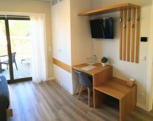 a small room with a desk and a table at Jardim das Oliveiras - Suítes com Vista in Ponte de Lima