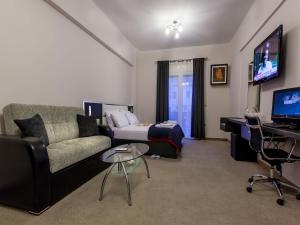 Televízia a/alebo spoločenská miestnosť v ubytovaní Pearl Bay Hotel Apartments